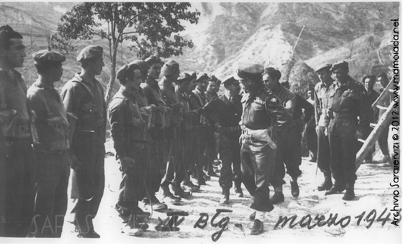 Il generale Alexander che il 29 marzo 1945 decora il plotone di cui fa parte Francesco Muggittu