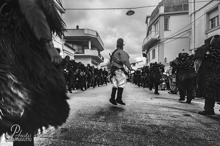 issohadores e mamuthones in piazza carnevale 2016